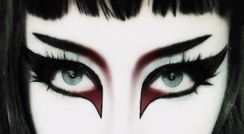 Black And Red Goth Makeup, Read Goth Makeup, Eyeliner Casual, Black And Red Eyeliner, Beginner Goth Makeup, Red And Black Goth Makeup, Trad Goth Eyeliner, Trad Goth Eye Makeup, Red Goth Makeup