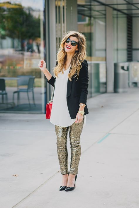 black blazer + gold sequin pants Sequins Leggings Outfit, White Leggings Outfit, Gold Sequin Pants, Christmas Party Outfit Work, Sports Party Outfit, Party Outfit Ideas, Sequin Leggings, Shoes Girl, Christmas Party Outfit