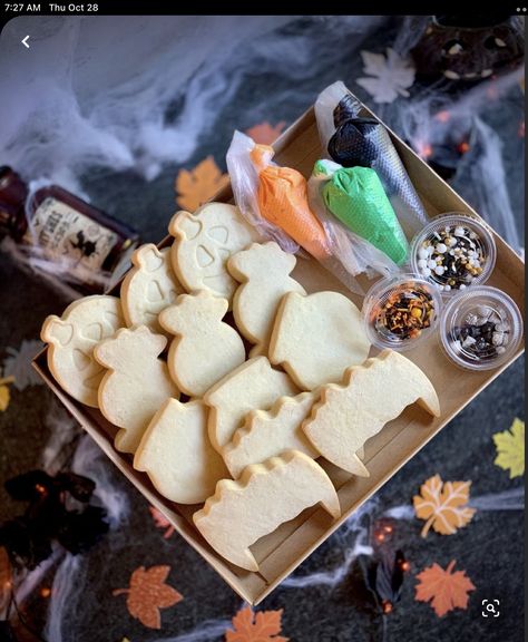 Diy Cookie Decorating Kit, Diy Cookie Decorating, Halloween Cookie Decorating, Diy Cookie Kit, Halloween Cookie Recipes, Cookie Decorating Kit, Cookie Decorating Kits, Halloween Cookies Decorated, Halloween Sugar Cookies