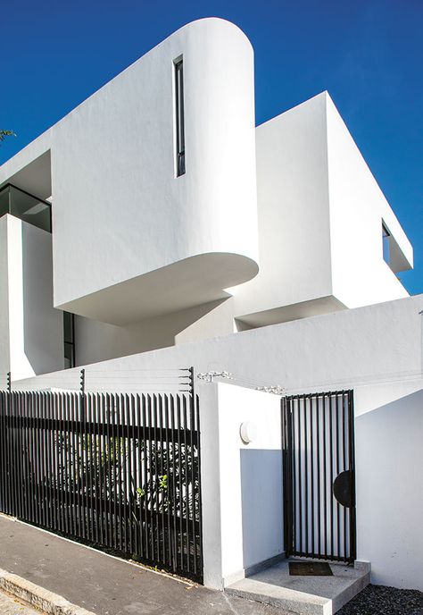 Fresnaye Family Home - Visi Architecture South Africa, Faux Skylight, Introverted Architecture, Bauhaus House, Mid Century Bookcase, Bauhaus Inspired, Green Windows, Traditional Houses, Construction Details