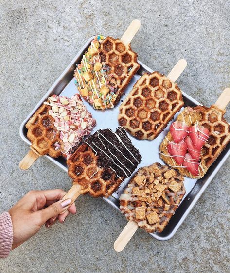 Waffle Stick, Waffle Pops, Kue Macaroon, Food Truck Business, God Mat, Deilig Mat, Food Platters, Food Trucks, Cafe Food