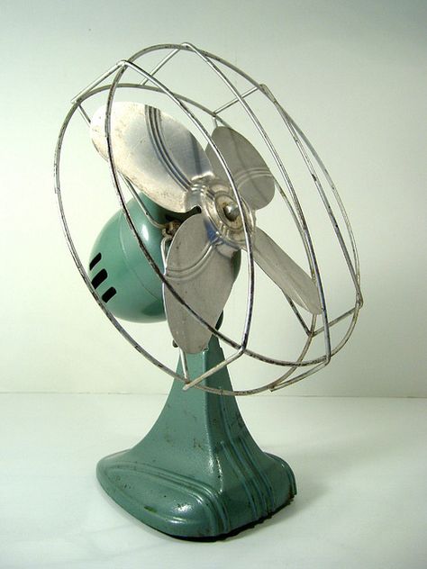 Industrial Fan, Antique Fans, Old Fan, Industrial Living, Deco Retro, Vintage Fans, Desk Fan, Electric Fan, Vintage Objects