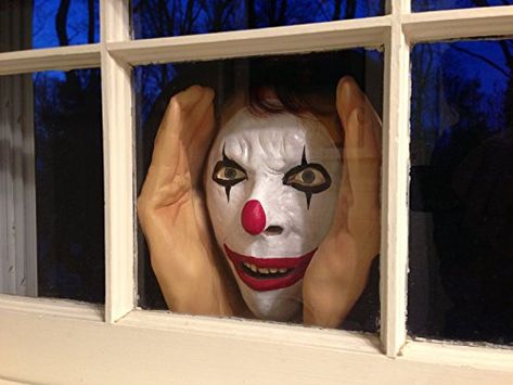 Clowns Halloween Decorations, Halloween Pranks, Halloween Circus, Clown Halloween, Easy Halloween Decorations, Spooky House, Halloween Window, Scary Clowns, Scary Halloween Decorations