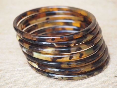 "This beautiful bracelet set is handcrafted 100% from natural buffalo horn material, dyed to create leopard effect. This set has 07 pieces. Thickness: 5mm Finish: polish. Diameter (inner): *Size XS ( XSmall):    2\"20 - 2\"30 (equal to 5.6 - 5.8 cm) *Size S (Small):          2\"30 - 2\"40 (equal to 6.0 - 6.2 cm) *Size M (Medium):     2\"50 equal to 6.5 cm .  *Size L (Large):           2\"75 equal to 7.0 cm.  *Size XL (XLarge):      3\" equal to 7.5 cm.  Each piece of natural horn has its own col Horn Bracelet, Small Bracelets, Dope Jewelry, Funky Jewelry, Jewelry Lookbook, Jewelry Inspo, Dream Jewelry, Pretty Jewellery, Piercing Jewelry