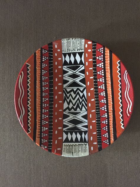 Tavdi Painting Ideas, Wall Plate Painting Ideas, Clay Plate Painting, Ceramic Plate Art, Ceramic Plates Art, Worli Painting, African Pottery, Afrique Art, African Paintings