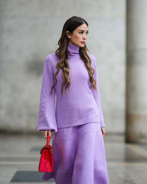 Heart Evangelista Style, Look Fashionista, Heart Evangelista, Parisian Outfits, Fashion Purple, Velvet Dress Designs, Purple Bag, Hijabi Style, Bright Winter