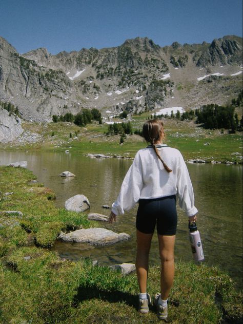 Dolomites Hiking Outfit, European Hiking Outfit, National Parks Picture Ideas, Swiss Hiking Outfit, Mountain Hike Outfit, Hiking Summer Aesthetic, Hiking Vision Board, Dolomites Outfit, Scottish Highlands Outfit