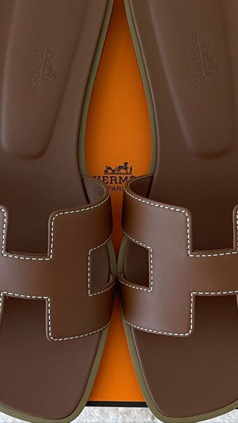 Hermes Slippers Aesthetic, Sandals Aesthetic, Hermes Slippers, Hermes Sandals, Miami Girls, Hermes Shoes, Hermes Oran, Fancy Shoes, Fancy Bags