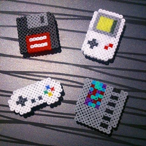 Gameboy Perler Beads, Mini Hama Beads, Geek Christmas, Hama Mini, Easy Perler Bead Patterns, Melty Bead Patterns, Pixel Beads, Easy Perler Beads Ideas, Hama Beads Design