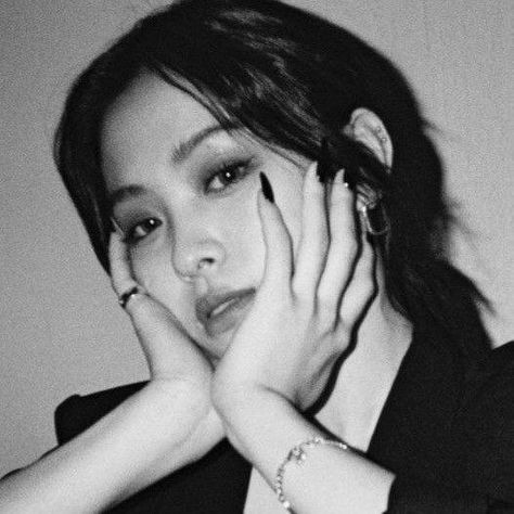 Ryujin Black, Hot Kpop, Shy Girls, Black And White Aesthetic, Icon Pfp, Golden Girls, White Aesthetic, Kpop Idol, Korean Girl