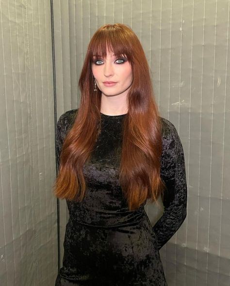 Sophie Turner Redhead, Sophie Turner Red Hair, Copperhead Road, Haircuts For Long Hair With Bangs, Redhead Hair, Harajuku Hair, Red Hair Looks, Glamour Women, Fire Color