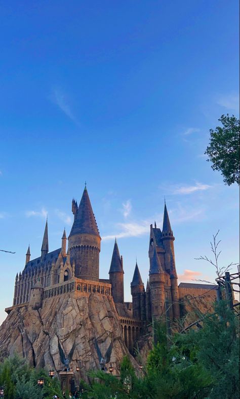 #harrypotterfan #harrypotterworld #universalstudios #universal #harrypotterfandom #hogwarts #hogwartscastle #magic Hogwarts Universal Studios, Hogwarts Universal, Potter Wallpaper, Fav Place, Hogwarts Castle, Harry Potter Wallpaper, Harry Potter World, Harry Potter Fandom, Harry Potter Fan