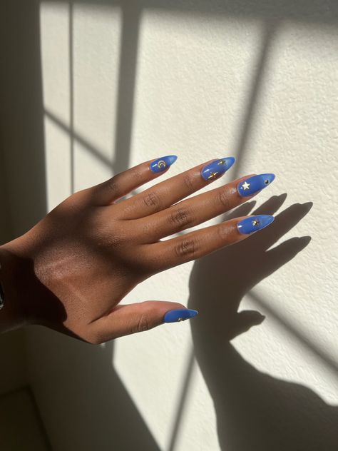 Blue Ombre Nails Almond, Dark Blue Nails Aesthetic, Blue Starry Nails, Nails For Navy Blue Dress, Blue Nails Acrylic Almond, Almond Star Nails, Clear Blue Nails, Stars And Moon Nails, Dark Blue And Gold Nails