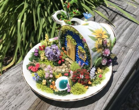 Teacup Fairy Garden, Fairy Teacup Garden, Fairy Teacup, Fairy Garden Design Ideas, Cup And Saucer Crafts, Indoor Fairy Gardens, Koti Diy, Fairy Garden Ideas, Teacup Gardens