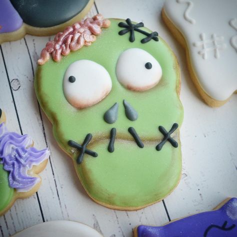 Frankenstein Cookies, Monster Cookies Halloween, Zombie Cookies, Frankenstein Cookie, Cookie Halloween, Halloween Lawn Decorations, Cookies Monster, Zombie Baby, Easy Halloween Cookies