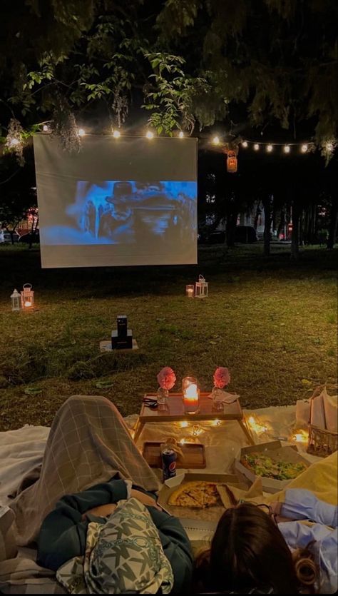 Cozy Outdoor Movie Night, Summer Party Outside, Friends Movie Night Aesthetic, Backyard Bonfire Aesthetic, Outdoor Movie Aesthetic, Games With Friends Aesthetic, Bonfire Date Night Ideas, Birthday Activities Aesthetic, Movie Night Outside Backyards