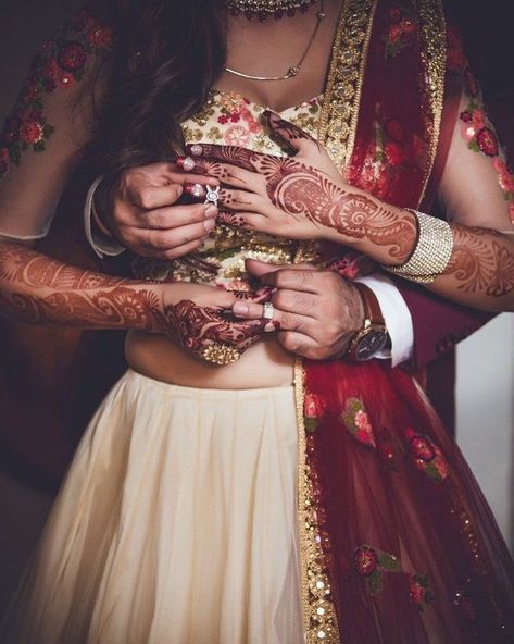 Top Poses, Engagement Ring Non Traditional, Engagement Ring Photography, Necklace Women Gold, Ring Photography, Indian Couple, Photography Couple, Gold Chain Design, Couple Rings