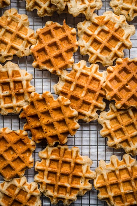 The ultimate brunch-at-home idea: build your own waffle board! We load ours up with homemade vegan and gluten free waffles, tofu scramble, vegan bacon, plenty of fruit and other toppings. Such a fun idea for the holidays! Liege Waffles Recipe, Waffle Brunch, Waffle Board, Tofu Scramble Vegan, Liege Waffle, Pearl Sugar, Gluten Free Waffles, Vegan Bacon, Best Gluten Free Recipes