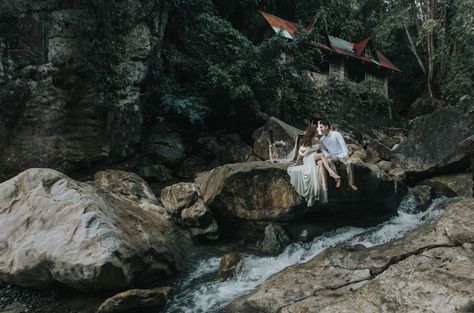 Romantic Outdoor Engagement | Photo: Paopao Sanchez Big Sur Engagement, Military Engagement Photos, Funny Engagement Photos, Forest Engagement Photos, Virginia Elopement, Shooting Couple, Forest Engagement, Big Sur Wedding, Outdoor Engagement Photos