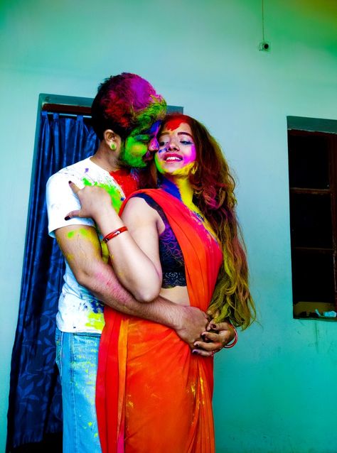 #coupleholi #desiholi #holipose #holiphotopose #indianlovelypic #holiromance Holi Couple, Bff Photoshoot, Boy Poses, Beautiful Creatures, Photo Poses, Couple Photos