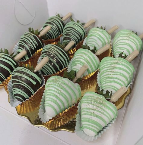 Sage Green Candy Table, Green Birthday Aesthetic, Butterfly Quince Theme, Graduation Party Appetizers, Wedding Treats Table, Green Quinceanera Theme, Frog Ideas, Frog Wedding, Sweet 16 Winter