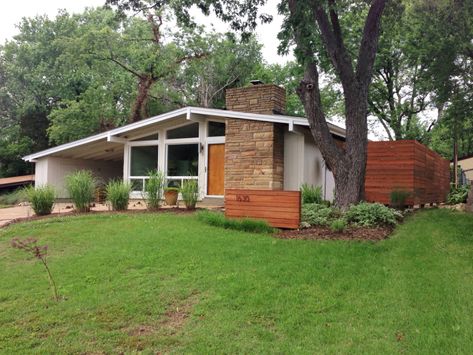 Mid Century Modern Ranch -2013 | We just re-installed the cl… | Flickr Modern Mid Century Living Room Decor, Mid Century Landscaping, Mid Century Modern House Exterior, Mid Century Modern Ranch, Ranch Renovation, Exterior Landscaping, Mid Century Modern Exterior, Mid Century Exterior, Wall Fence