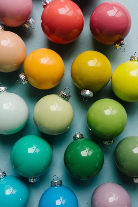 Christmas Crafts: Colorful Paint and Shake Bulb Ornaments | The Pretty Life Girls Holiday Party Centerpieces, Colorful Christmas Decorations, Bulb Ornaments, Anthropologie Christmas, Rainbow Christmas, Rainbows Christmas, 12 December, Whimsical Christmas, Colorful Christmas Tree