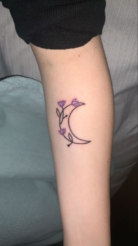 Tattoo Ideas Moon And Flowers, Moon And Tulips Tattoo, Tulip Moon Tattoo, Lavender Moon Tattoo, Cresent Moon Tatoos, Moon Heart Tattoo, Moon With Flowers Tattoo, Cool Moon Tattoos, Unique Moon Tattoo Ideas