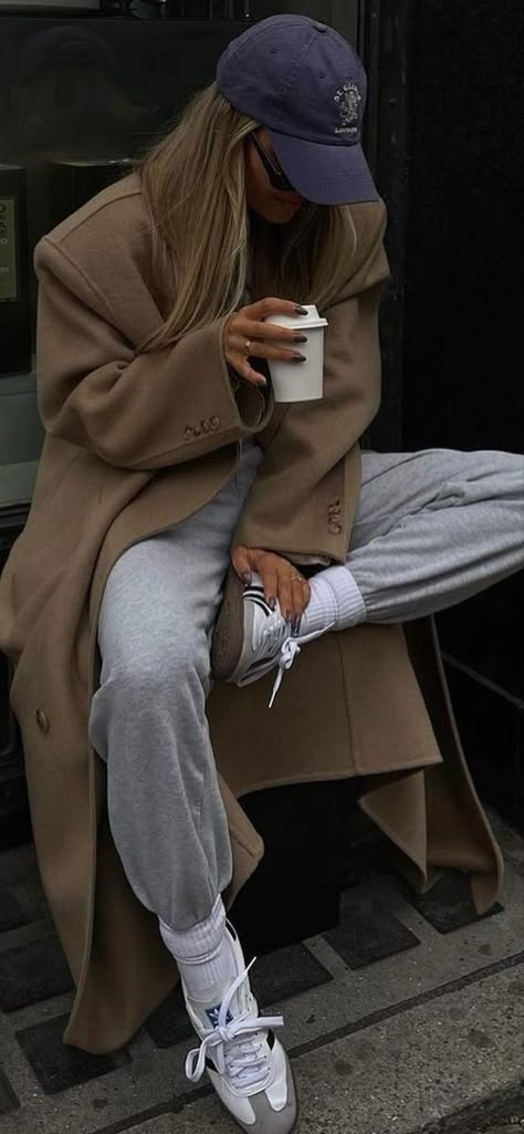 Street Sporty Style, Copenhagen Street Style Autumn, Aw 2023 Street Style, Fall Streetwear 2023, Street Wear 2023 Woman, Casual Autumn Outfits 2023 Women, Fall Outfits Women Casual Street Styles 2023, Fall 2023 Streetwear, Aw23 Street Style