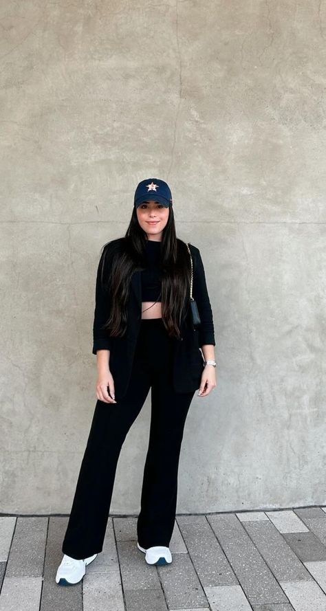 Work Outfits With Nike Dunks, Black Float Pants Outfit, Cosmetology Outfits Ideas, Karaoke Outfit, Black Adidas Outfit, Causal Chic Outfits, Casual Oufits, Look Short, Trendy Dress Outfits