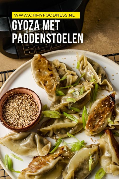 Ik ben gek op Gyoza, dumplings en alle andere Aziatische recepten. Vaak zie je Gyoza recepten gevuld met een mix van varkensgehakt of garnalen. Maar gyoza recepten vegetarisch zijn minstens zo lekker! Als gyoza vulling heb ik  champignons en Chinese kool gebruikt. Gyoza komt uit Japan en de snack kenmerkt zich door een knapperige onderkant en een zacht gestoomde bovenkant. Maak ook deze hapjes, borrelhapjes of maaltijd. Lees het Gyoza recept op mijn website en ga ook gyoza maken. Gyoza Dumplings, Chinese Kool, Dumplings, Crock Pot, Japan, Van