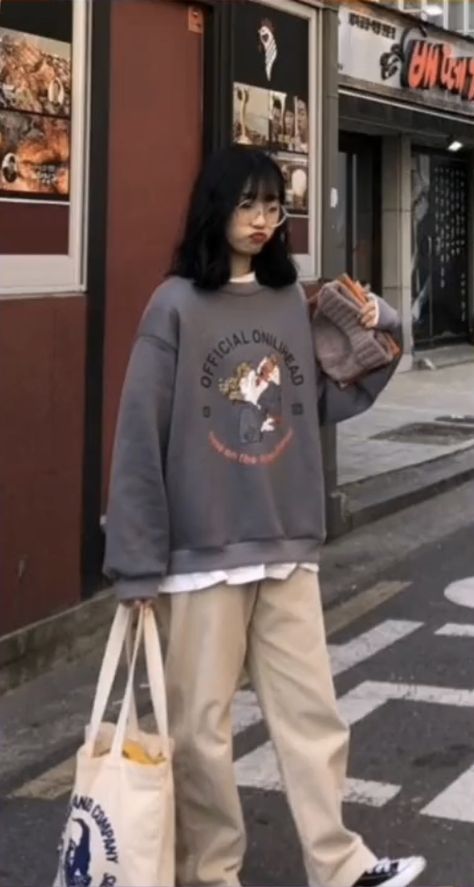 Big Sweatshirt Outfit Aesthetic, Oversized Astethic, Oversized Sweatshirt Outfit Korean, Sweatshirt Korean Outfit, Korean Oversized Outfit Girl, Korean Street Fashion Oversized, Korean Oversized Outfit, Shin Suri, Cute Oversized Outfits