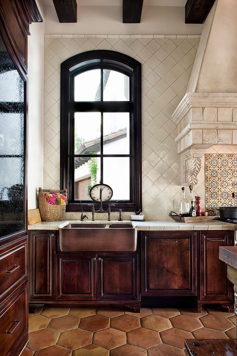 Loving this interior, the textures, beautiful elements. Lake Conroe Residence by Jauregui Architecture Interiors Spanish Style Kitchen, Spanish Style Decor, Spanish Kitchen, Spanish Decor, Mediterranean Kitchen, Spanish Style Home, Casas Coloniales, Spanish Style Homes, Style At Home