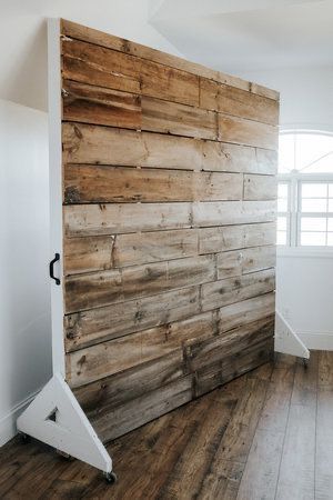 Floating Wall Room Divider, Pallet Wall On Wheels, Diy Wood Wall Backdrop, Ivy Wall Photo Backdrop, Hunting Booth Display, Podcast Wall Ideas, Cute Backdrop Ideas, Diy Pallet Wall Backdrop, Pallet Wall Photo Backdrop