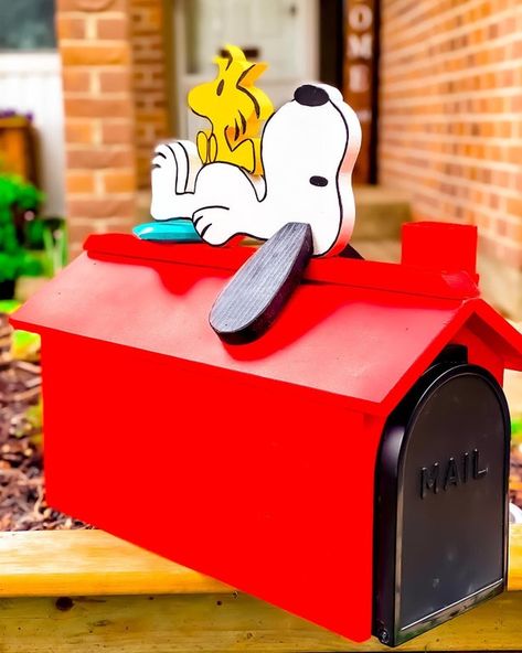 Small Mailbox Ideas, Snoopy Mailbox, Cool Mailboxes, Unique Mailboxes, Diy Mailbox, Mailbox Ideas, Mailbox Decor, Corkboard Ideas Decor, Farmhouse Coastal