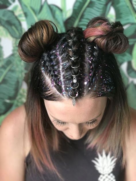 love this bun braid duo Space Hairstyles, Hair Piercing, Festival Hairstyles, Coachella Hair, Space Hair, Vivid Hair, Space Buns, Unicorn Hair, Hair Shows