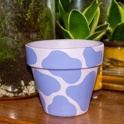 Simple Painted Pots, Plant Pots Aesthetic, Pot Colouring Ideas, Pot Plant Painting Ideas, Hand Painted Plant Pots Cute Ideas, Aesthetic Plant Pots, Plant Pot Painting Ideas Aesthetic, Plant Pots Painting Ideas, Painting Plant Pots Ideas