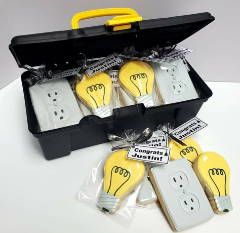 Electrician Cookies Decorated, Unique Royal Icing Cookies, Electrician Cookies, Electrician Party, Diy Sugar Cookies, No Bake Sugar Cookies, Cookies Decoradas, Sugar Cookie Royal Icing, Man Cookies