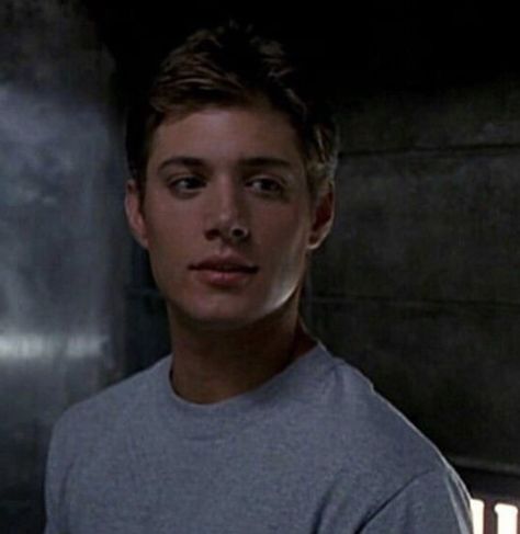 Young Jensen Ackles, Sam E Dean, Jensen Ackles Supernatural, Supernatural Wallpaper, Jensen Ackles Jared Padalecki, Supernatural Pictures, Supernatural Dean Winchester, Winchester Supernatural, Supernatural Tv Show