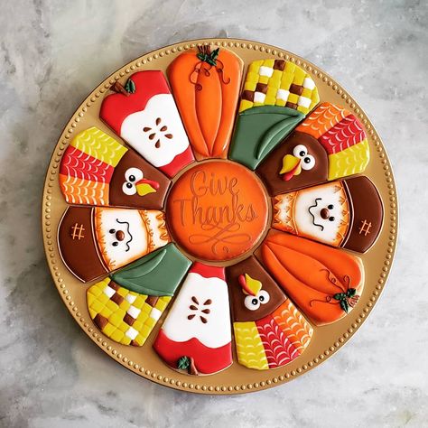 Platter Cookies Decorated, Cookie Platters Display, Thanksgiving Cookie Platter, Thanksgiving Circle Cookies Decorated, Thanksgiving Platter Cookies, Turkey Cookie Platter, Circle Thanksgiving Sugar Cookies, Thanksgiving Cookie Platter Decorated, Fall Platter Cookies Decorated