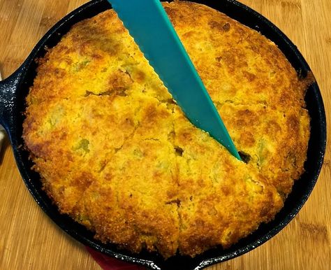 Easy Mexican Cornbread, Cornbread Southern, Mexican Cornbread Casserole Recipe, Creamy Corn Bread, Chili Cornbread Casserole, Mexican Cornbread Casserole, Mexican Cornbread Recipe, Cornbread Casserole Recipe, Chicken Cornbread