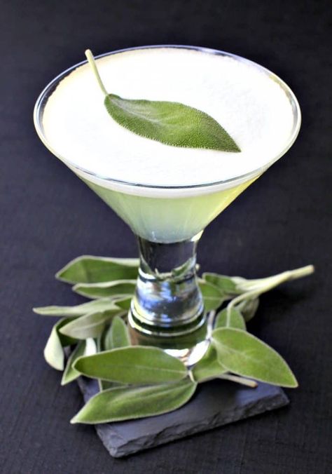 These Sage Gin Martinis are going to be shaking up your cocktail hour or holiday party - in magical cocktail form! An easy & festive tequila drink recipe. #tequila #cocktails #holidays Tequila Drinks Recipes, Gin Drink Recipes, Gin Martini, Tanqueray Gin, Gin Recipes, Gin Drinks, Cocktail And Mocktail, Tequila Drinks, Winter Cocktails