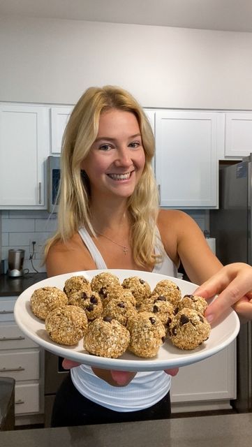 Claire Nolan on Instagram: "need an easy healthy snack? try these HIGH PROTEIN ENERGY BALLS 😋💪🏼 follow @clairenolann for more healthy recipes! ingredients: - 1/2 cup oats - 1 serving vanilla protein powder - 1/3 cup maple syrup (I used sugar free) - 1 tbsp almond butter - 1/4 tsp salt - 1/2 tsp cinnamon - 2 tbsp chocolate chips steps: - add all ingredients to a bowl and stir together until a very thick dough forms - if the dough is too dry, add a little more maple syrup or a splash of mi High Protein Energy Balls, Claire Nolan, Almond Butter Energy Balls, Protein Energy Balls, Deficit Meals, Easy Healthy Snack, Healthy Snacks Easy, Calorie Deficit, Energy Balls