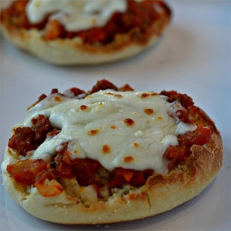 English Muffin Pizza, Party Snacks Easy, Pizza Muffins, Mini Pizzas, English Muffins, Easy Oven, Quick Meal, English Muffin, Afternoon Snacks