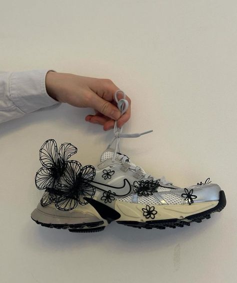 @nike customised shoes with 3D pen by @susanfangofficial | Instagram Customise Shoes, Classic Nike Shoes, Customised Shoes, Air Max Scorpion, Susan Fang, Customized Shoes, Custom Sneakers Diy, Wedding Tools, P 6000