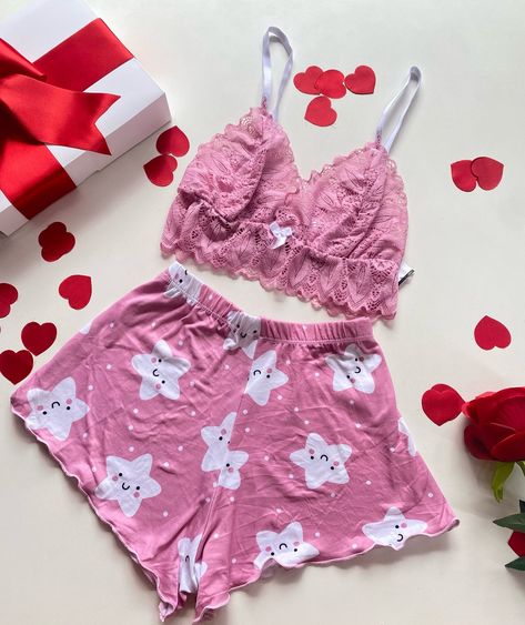 Chegou reposição do nosso Brenda 💫🛍️ • $45,00 ~ Site e Loja. Comfy Pajamas, Cute Sleepwear, Luxury Tents, Pajamas Comfy, Makeup Makeover, Bras And Panties, May 27, Girly Outfits, Baby Doll