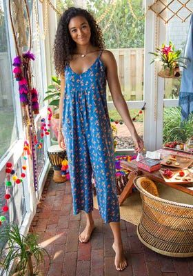 Indie Outfits Ideas, Boho Wrap Dress, Boho Bottoms, Crochet Jumpsuits, Cute Bottoms, Boho Bandeau, Skirts Flowy, Colorful Skirts, Jumpsuit Blue