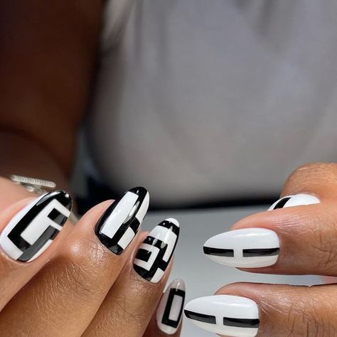 Quetel Deveaux on Instagram: "Dear client that let’s me do what I want, thank you. . . . . Dear @uglyducklingnails and @uglyducklingproducts thank you for the amazing products that allows me do anything I want !! . . . Products used 👇🏾 Black and white gel paint Gel polish 043 and 044 Crystal palette Striper brush No Wipe Topcoat Ugly Duckling Premium Acrylic System" Cute Homecoming Nails, Black And White Nails Designs, Zig Zag Nails, Lavish Nails, Mini Nails, Luxe Nails, Black And White Nail Designs, Nail Design Glitter, Black And White Nail Art