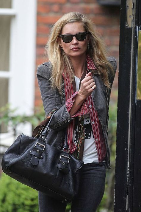 kate moss style Personal style and self confidence go hand in hand. #streetstyle #personalstyle #streetstyleparis #streetstylechic #streetstylenewyork #streetstylecasual #streetstylesimple Kate Moss In Her 40s, Kate Moss Hair, Rock Chick Style, Kate Moss Street Style, Moss Fashion, Kate Moss Style, Queen Kate, Street Style Paris, Naomi Campbell