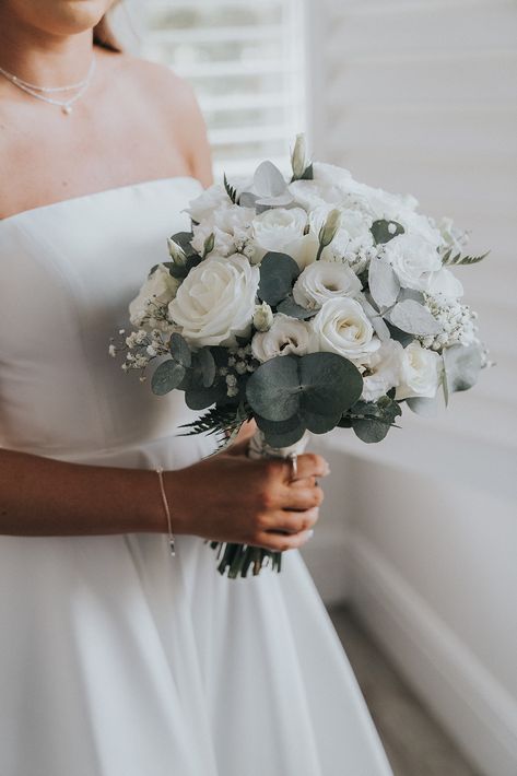 Stunning classic green and white bridal bouquet! Photography 📸 Silas Chau Green And White Bridal Bouquet, Bridal Bouquet Green, Bramleigh Estate, Bouquet Photography, White Bridal Bouquet, Luxury Wedding Venues, White Bridal, Beautiful Blooms, Green And White